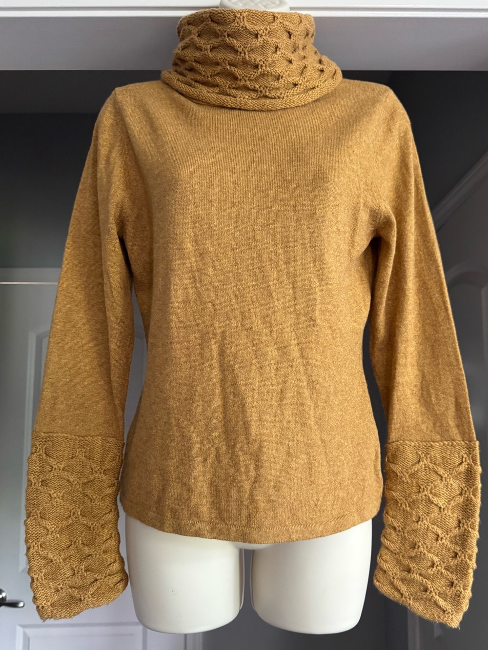 Johnstons of Elgin Small Silk Cashmere Turtleneck Sweater Camel Cable Knit